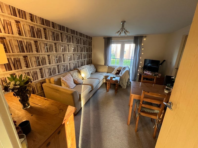 Room Lawnhurst Avenue in Manchester