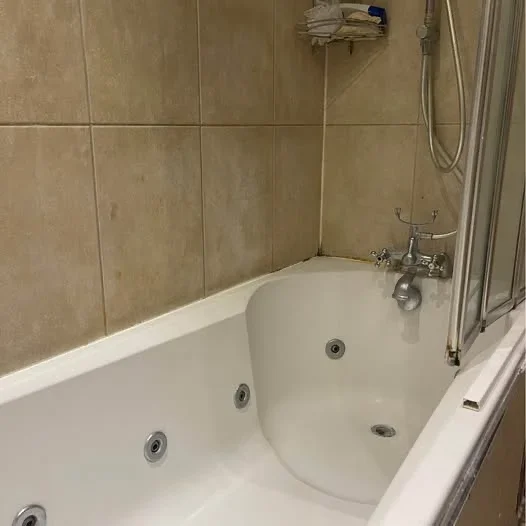 Room Dollis Hill Lane in Greater London