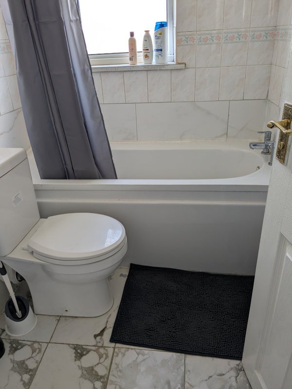 Room Bond Road in Greater London