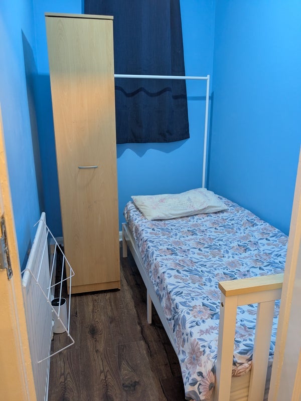 Room Bond Road in Greater London