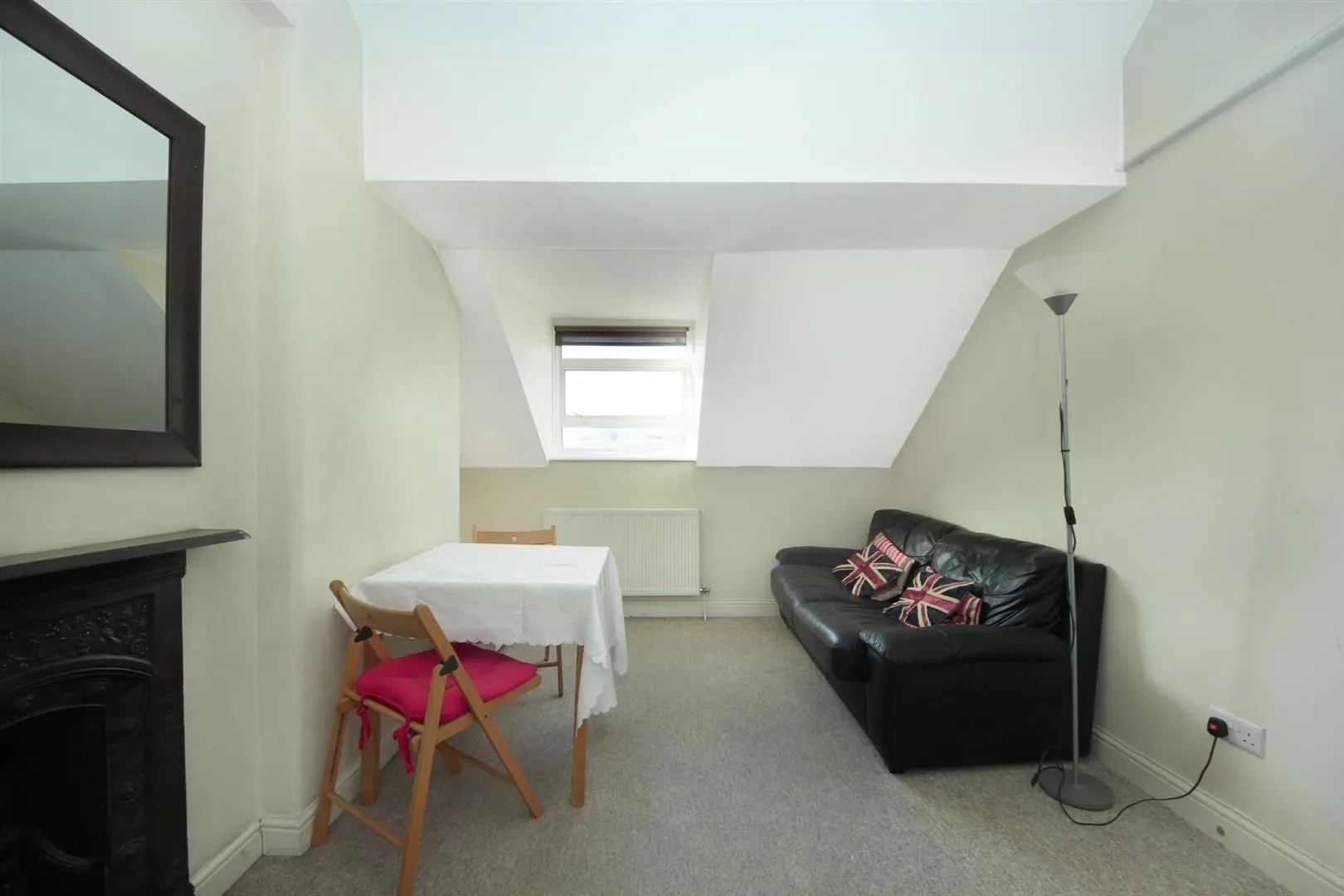 Flat Broughton Road in Greater London