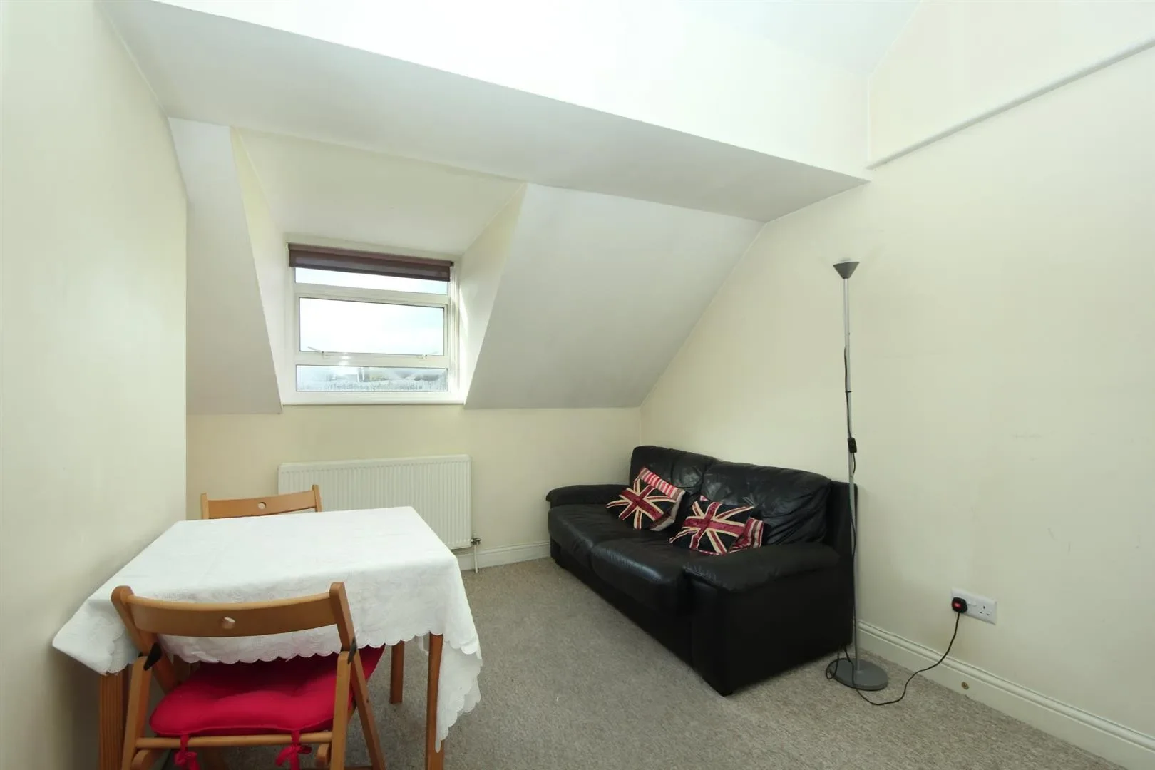 Flat Broughton Road in Greater London