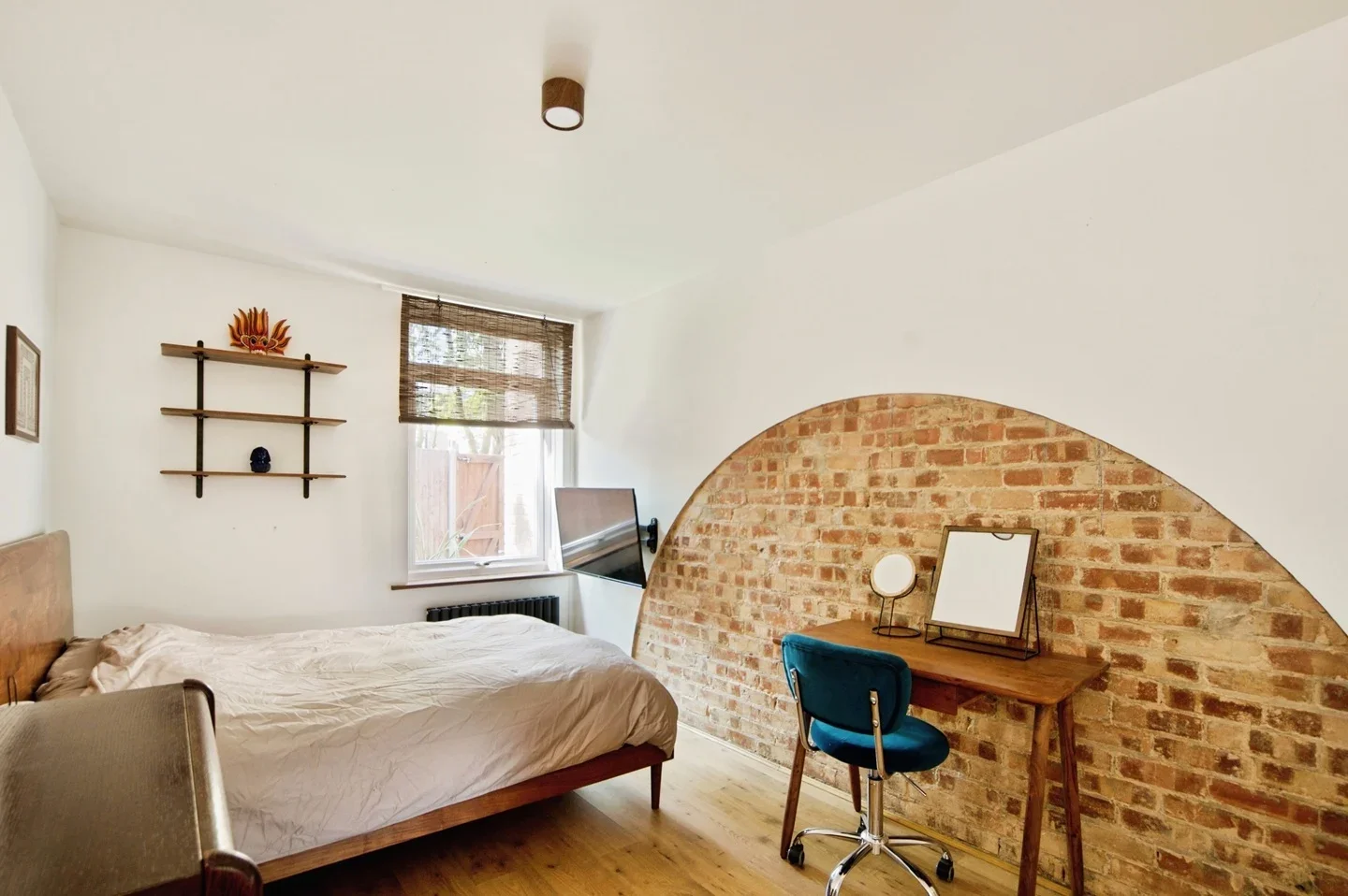 Flat Montrose Walk in Greater London