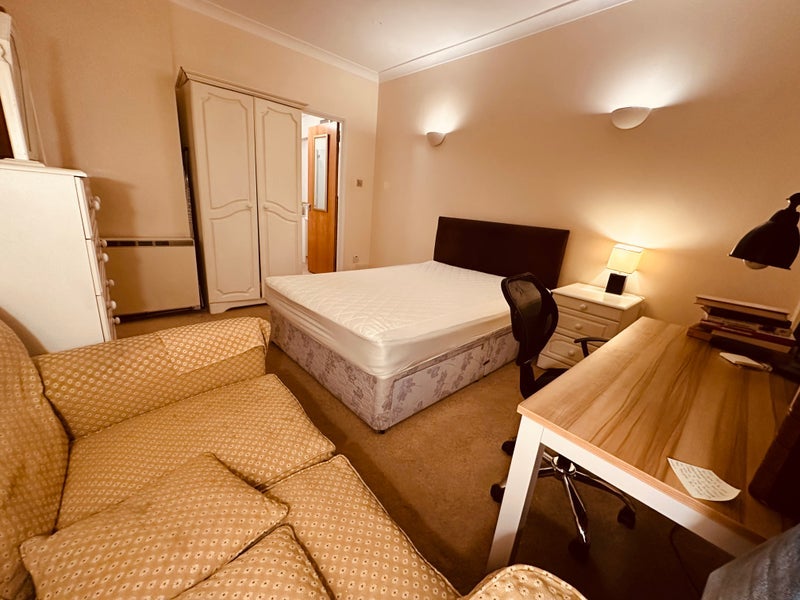 Room Belvedere Road in Greater London