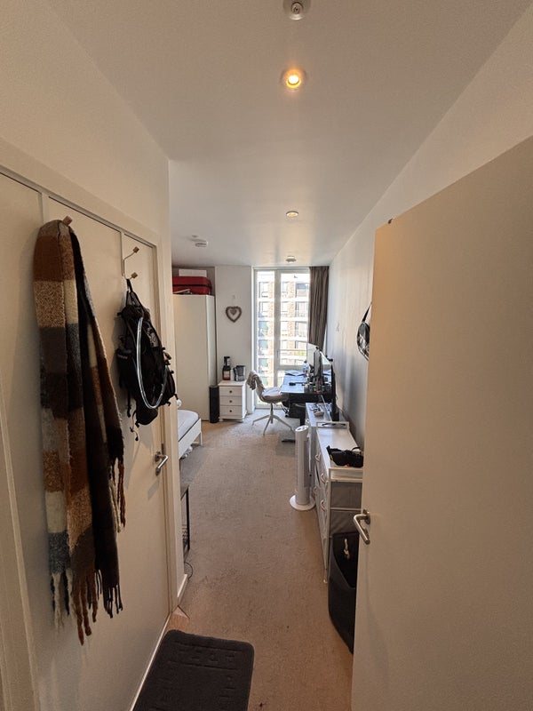 Room Sunrise Close in Greater London