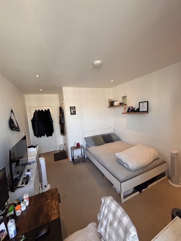 Room Sunrise Close in Greater London