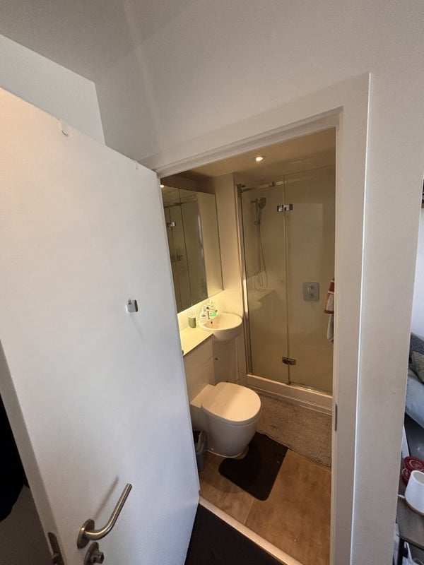 Room Sunrise Close in Greater London