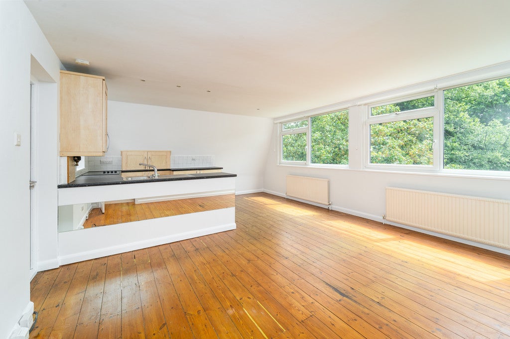 Flat Priory Gardens in Greater London