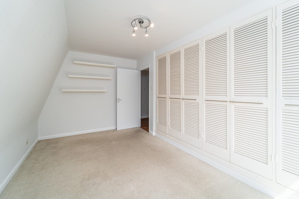 Flat Priory Gardens in Greater London