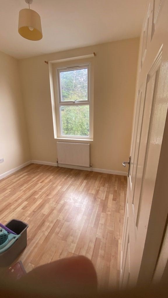 Flat Peel Road in Greater London