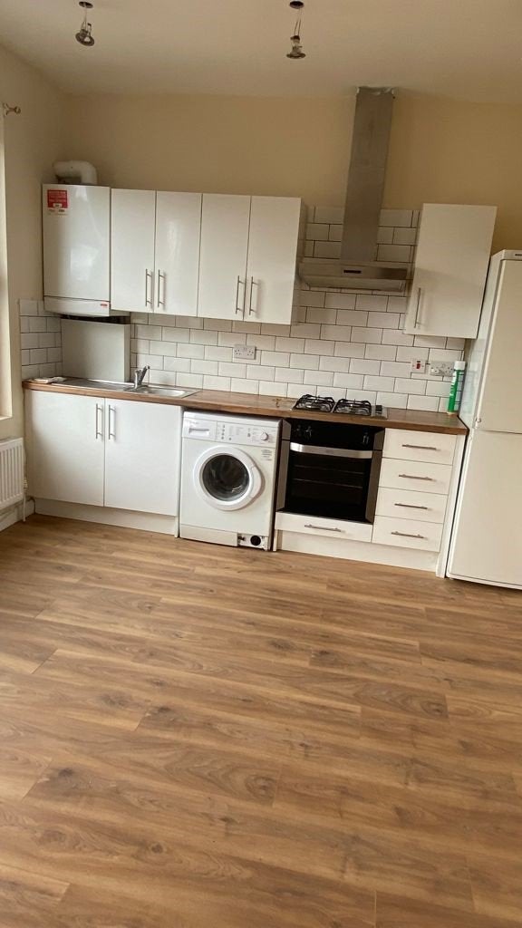 Flat Peel Road in Greater London