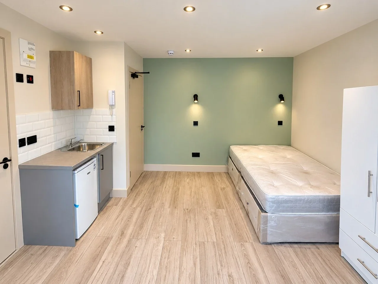 Flat Bullsmoor Way in Greater London