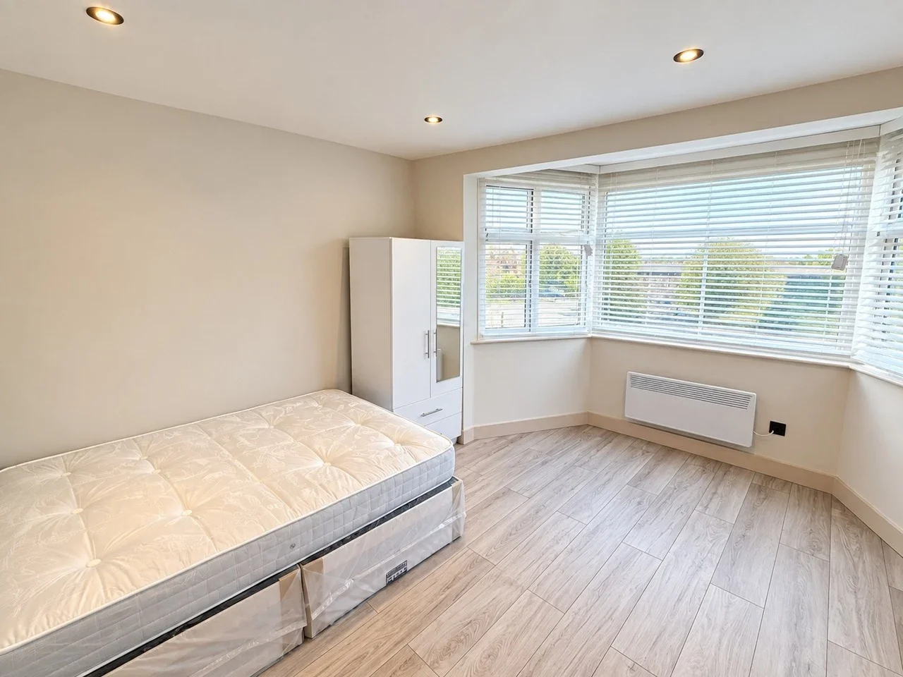 Flat Bullsmoor Way in Greater London