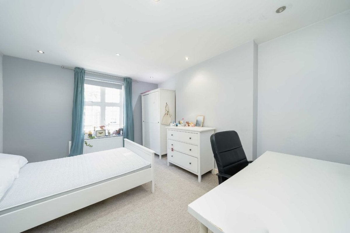 Flat Cranleigh Street in Greater London