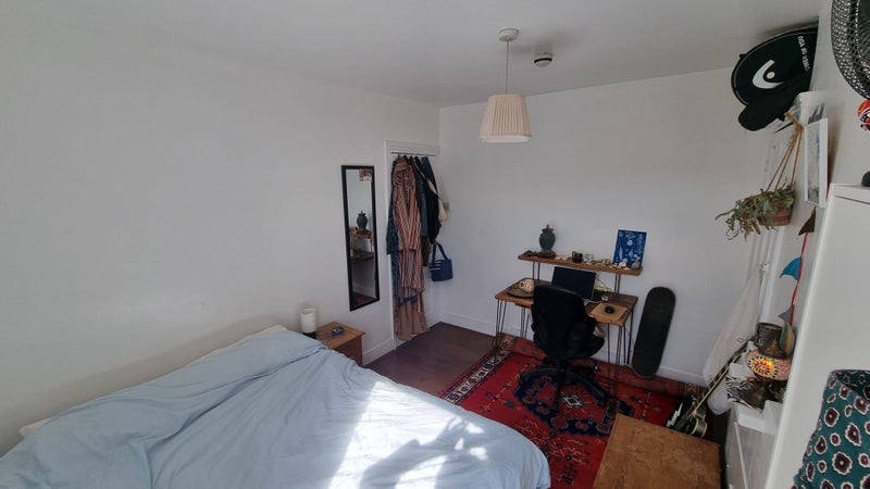 Room Dalyell Road in Greater London