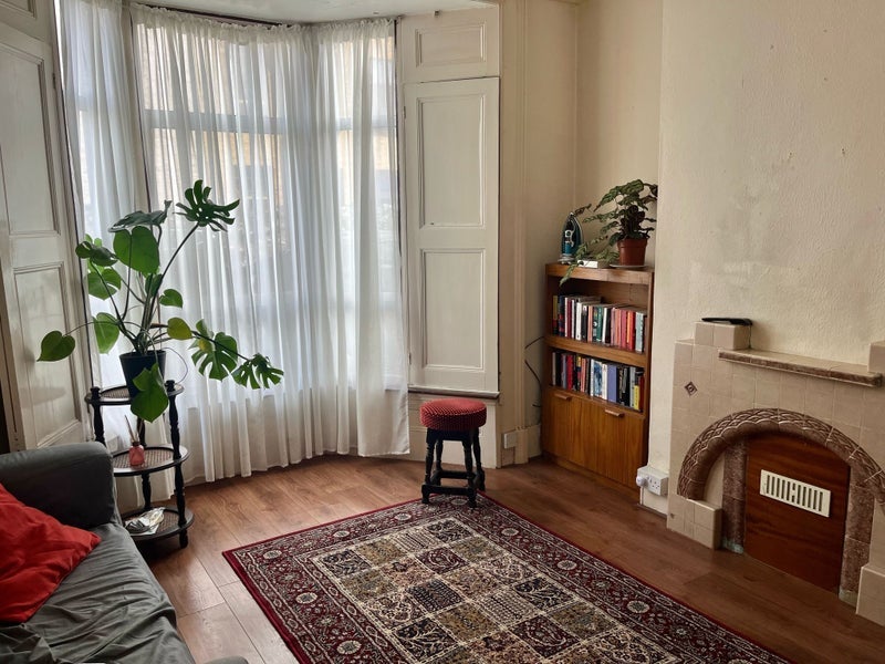 Room Dalyell Road in Greater London