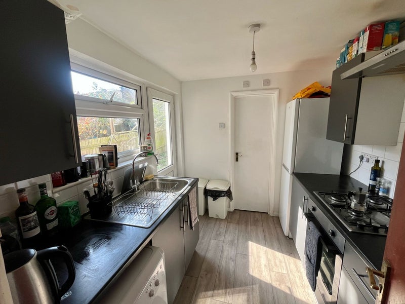 Room Dalyell Road in Greater London