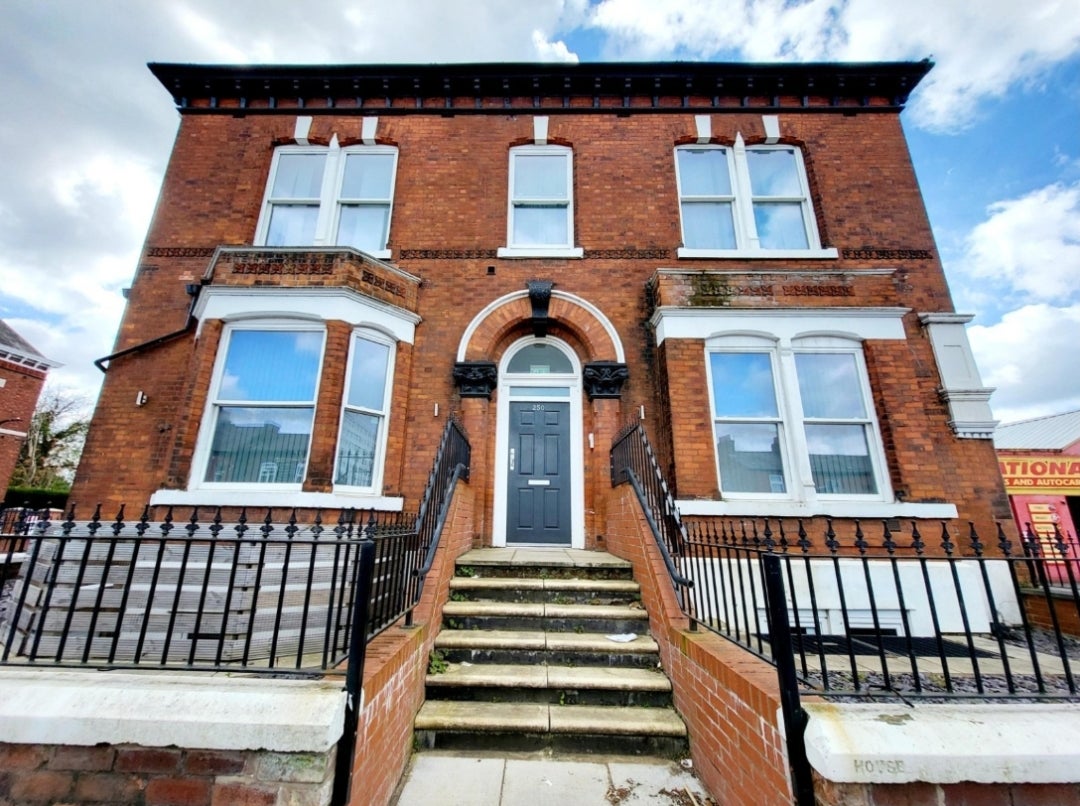 Flat Wellington Road South in Hazel Grove