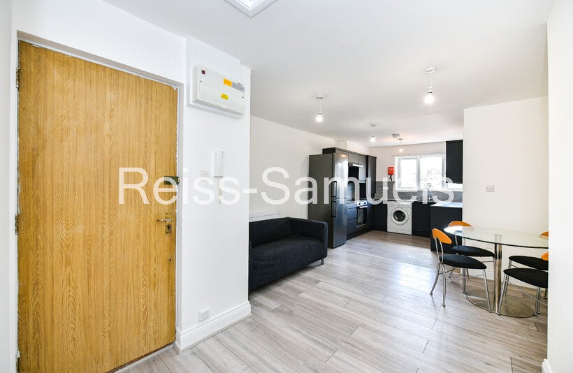 Flat Ambassador Square in Greater London