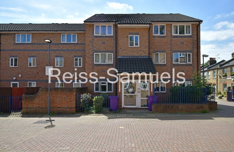 Flat Ambassador Square in Greater London
