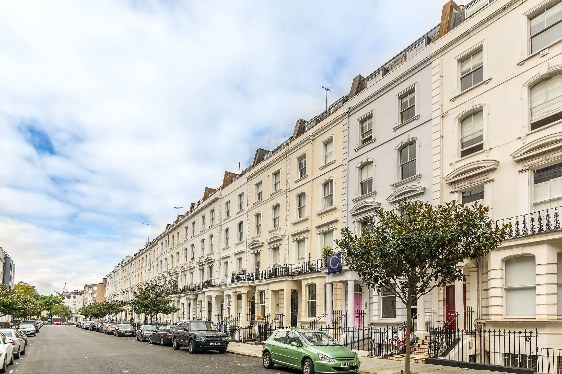 Flat Arundel Gardens in Greater London
