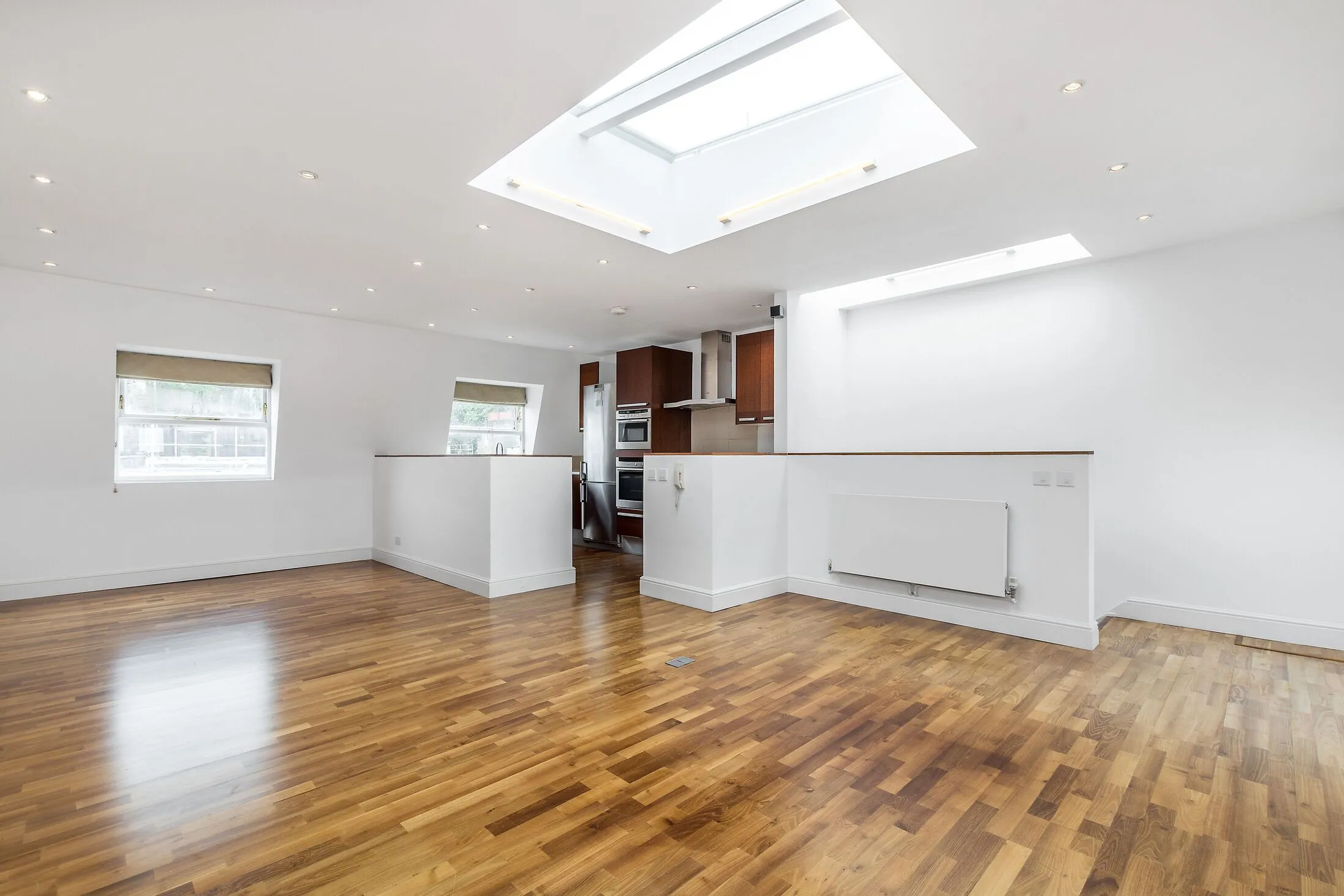 Flat Arundel Gardens in Greater London
