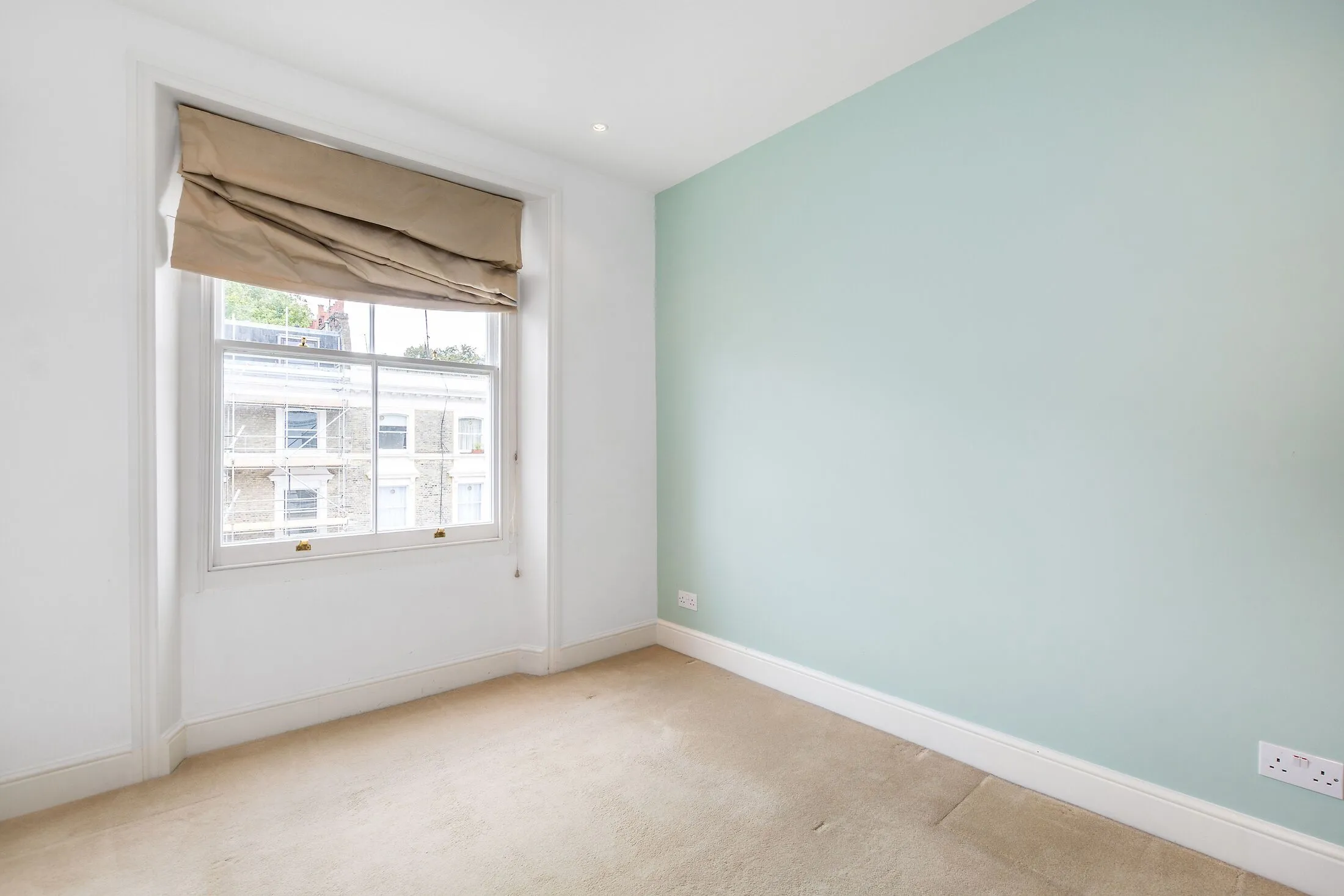 Flat Arundel Gardens in Greater London