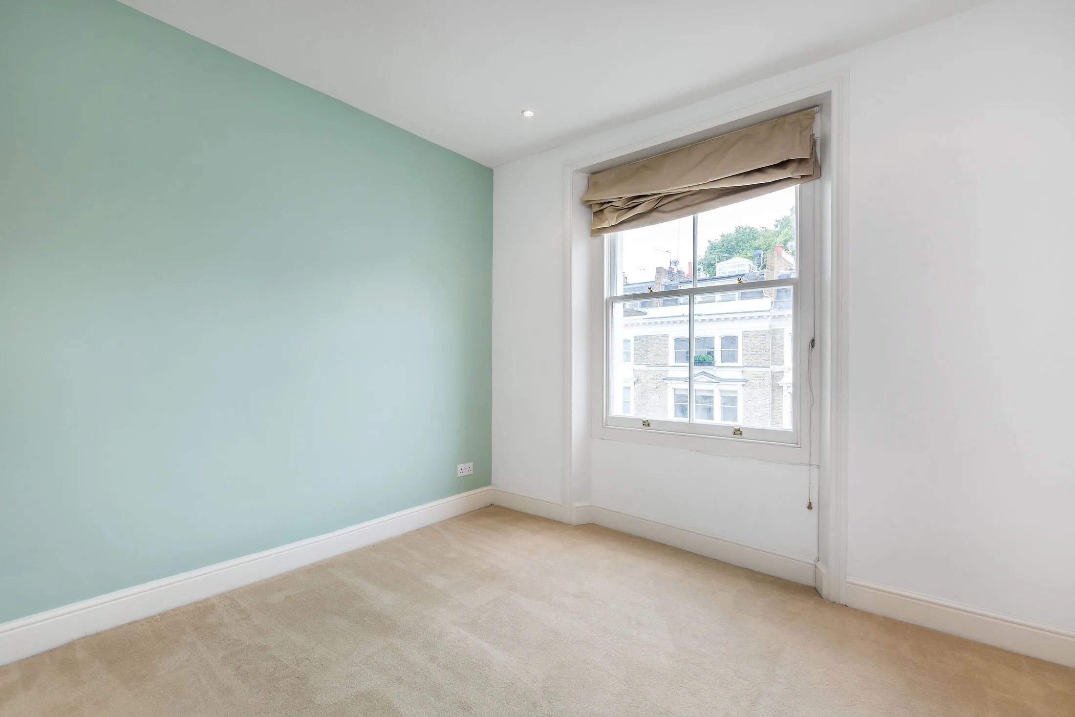 Flat Arundel Gardens in Greater London