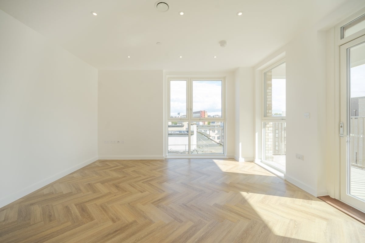 Flat Denmark Road in Greater London