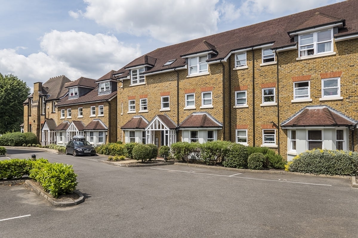 Flat Ravens Close in Greater London