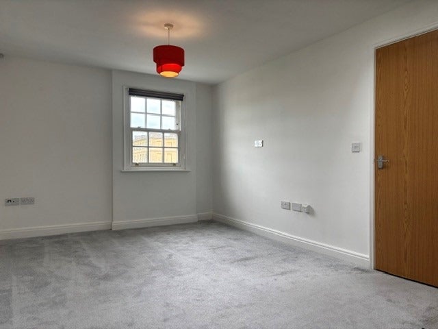 Flat Hewlett Road in Cheltenham