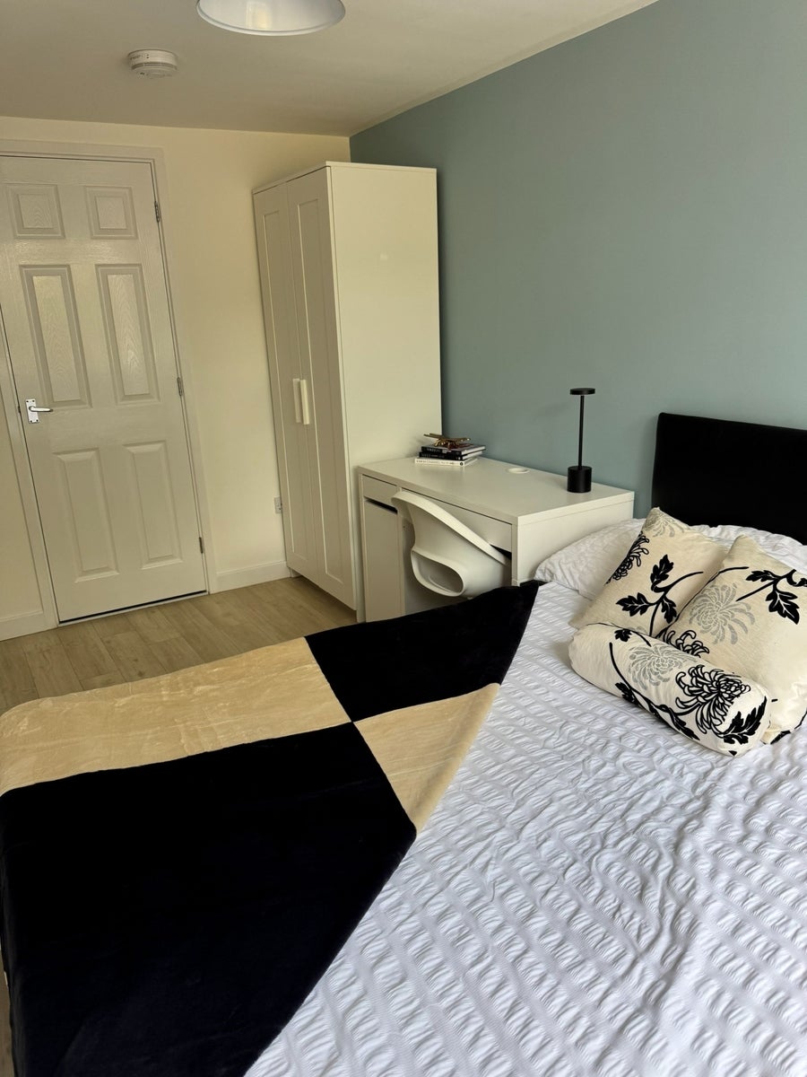 Room Aldrin Way in Coventry