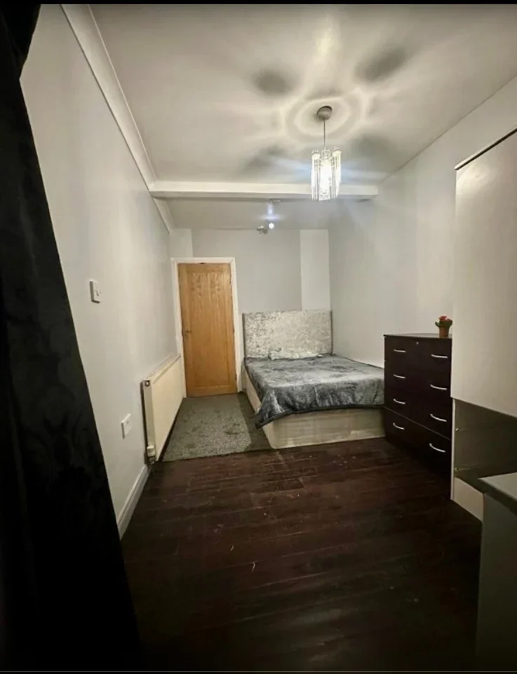 Room Pates Manor Drive in Greater London