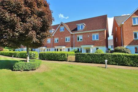 House Lakeside Drive in Woking