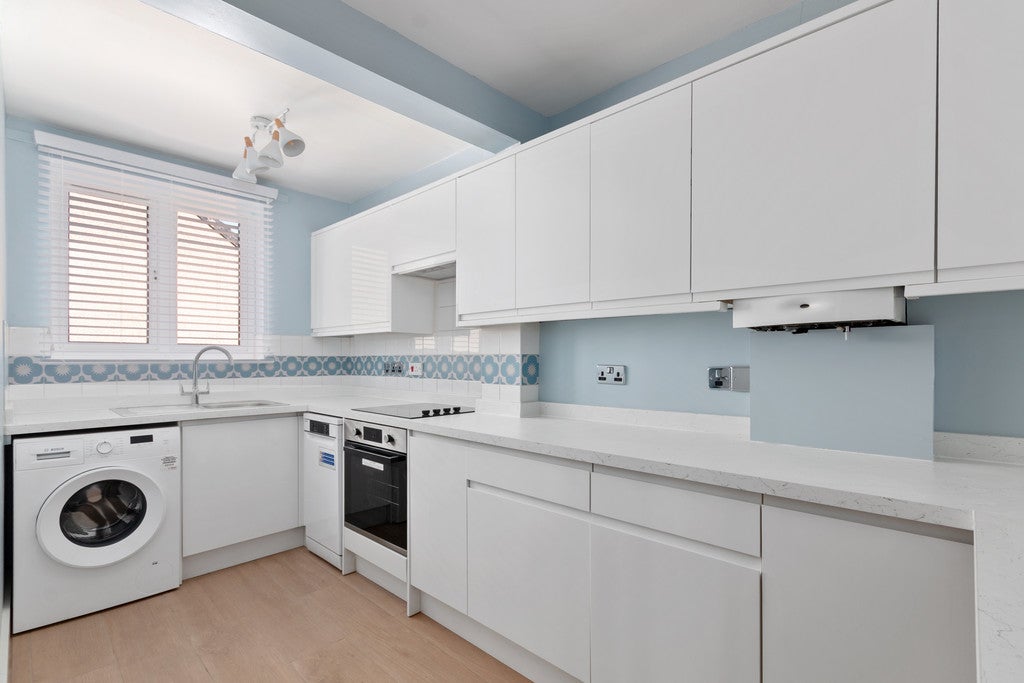 Flat Collingwood Road in Greater London