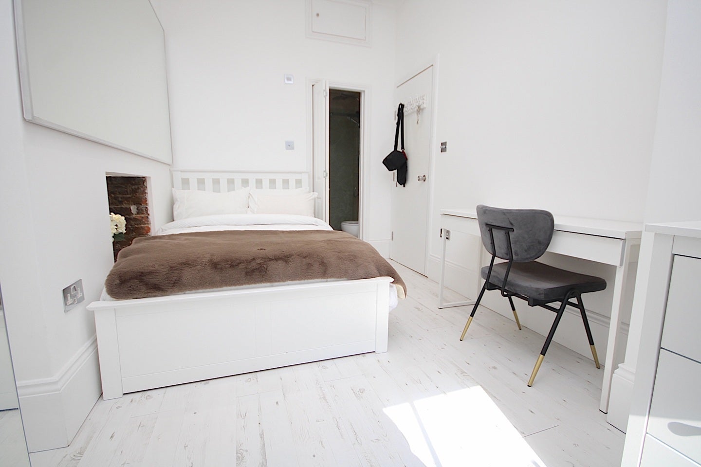 Room Mortimer Crescent in Greater London