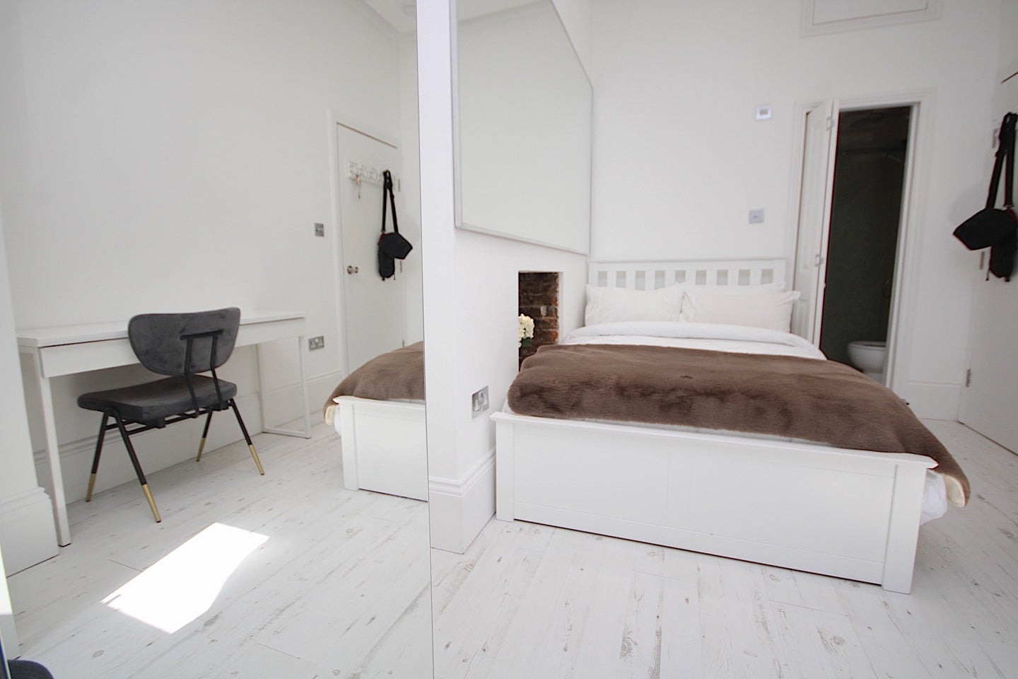 Room Mortimer Crescent in Greater London