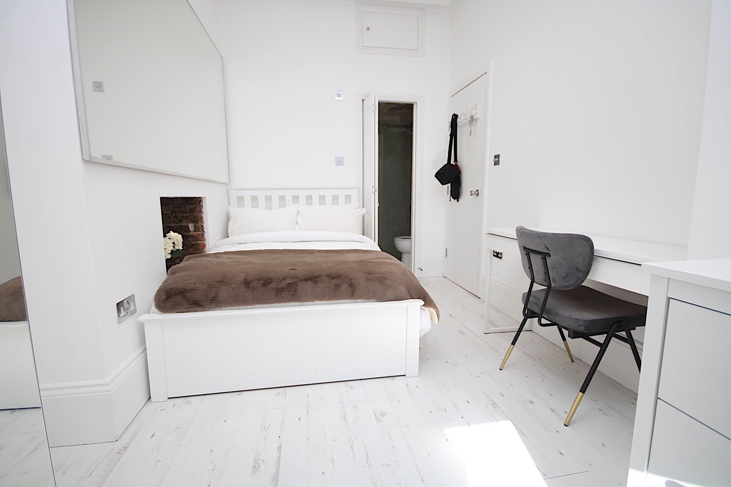 Room Mortimer Crescent in Greater London