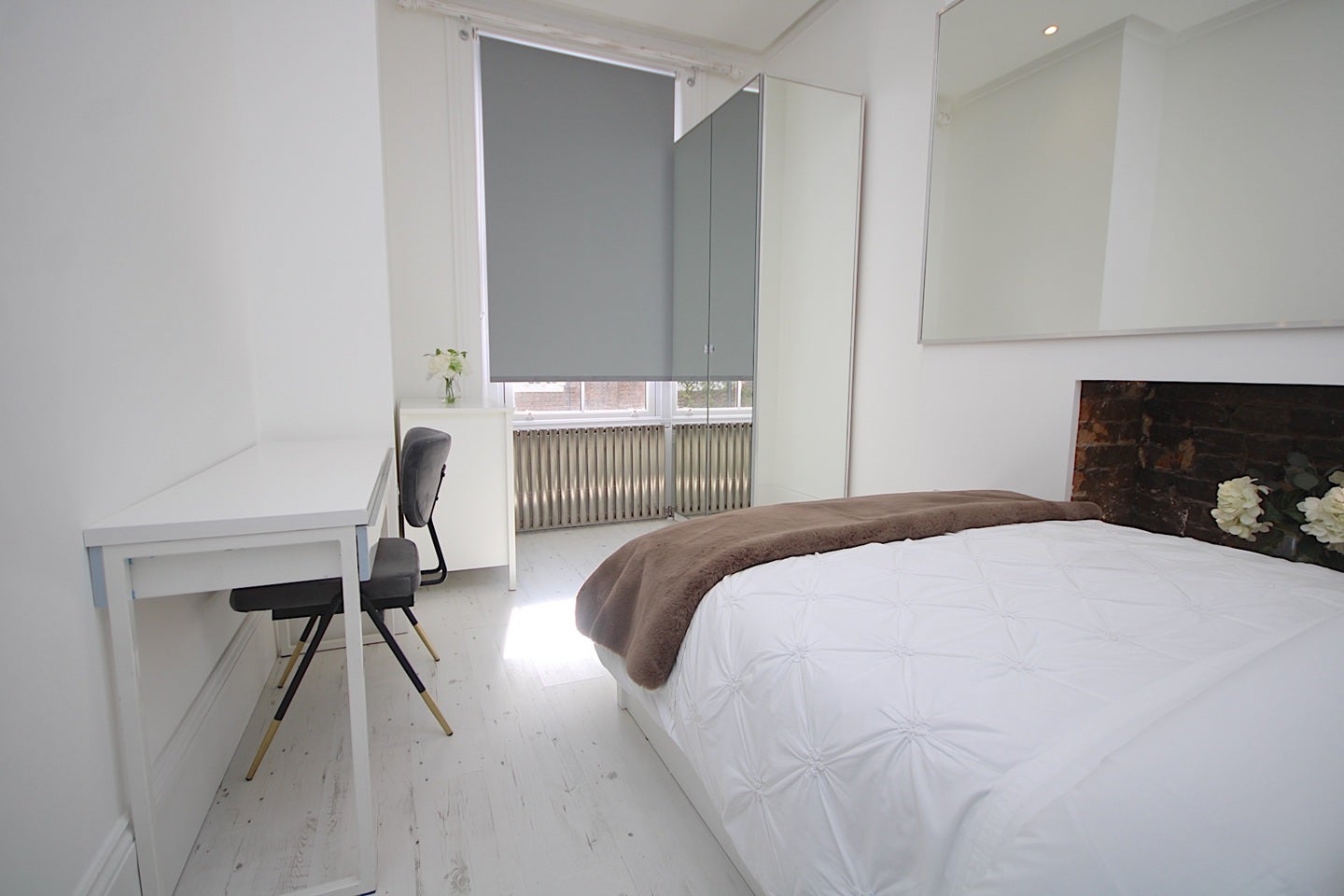 Room Mortimer Crescent in Greater London