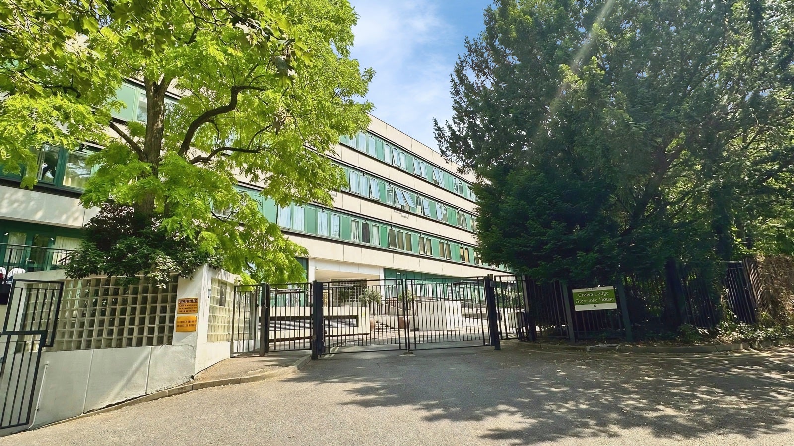 Flat Brunswick Road in Greater London