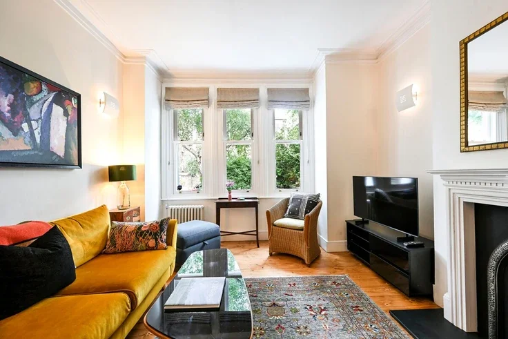 Flat Abbeville Road in Greater London