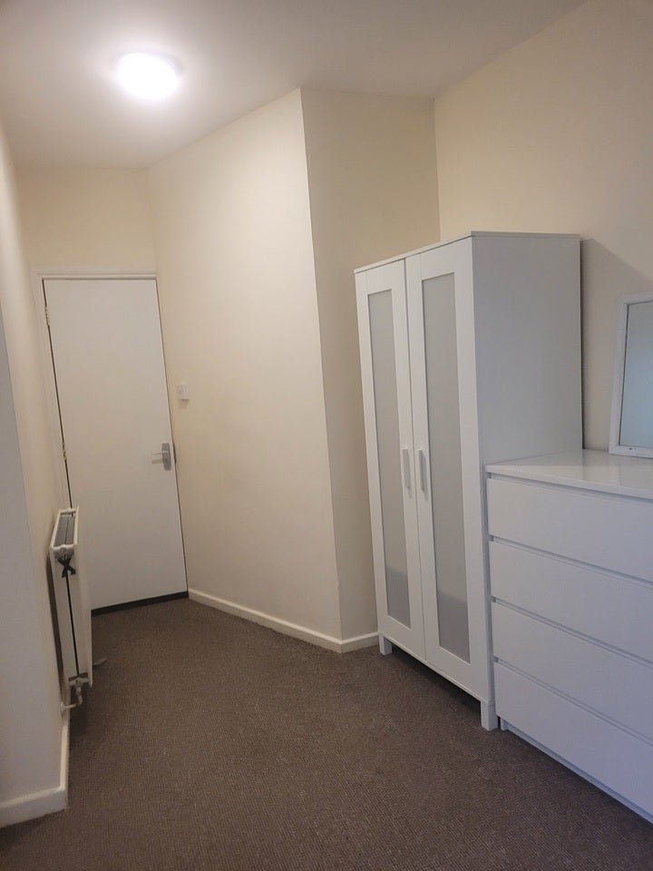 Room Hendon Way in Greater London