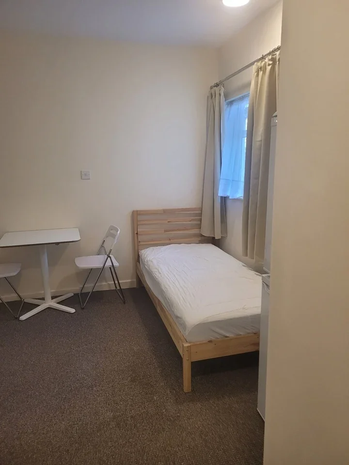 Room Hendon Way in Greater London