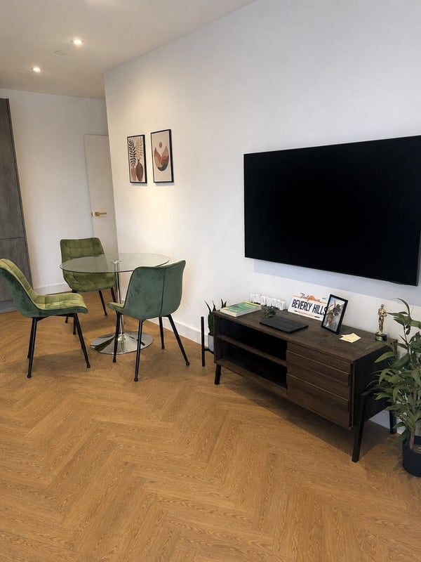 Room Alward Street in Greater London