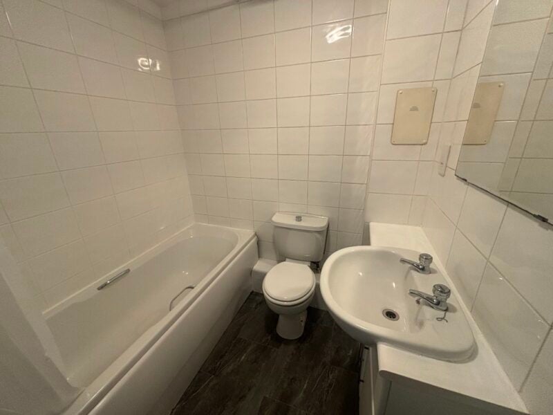 Flat Glenmore Place in Glasgow