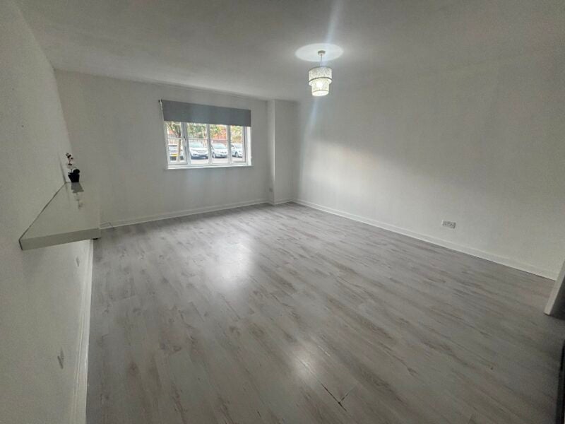 Flat Glenmore Place in Glasgow