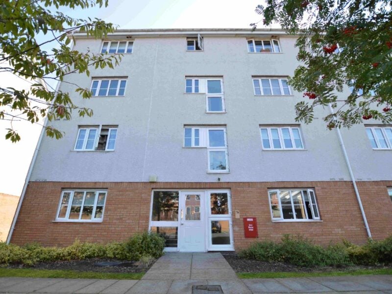 Flat Glenmore Place in Glasgow
