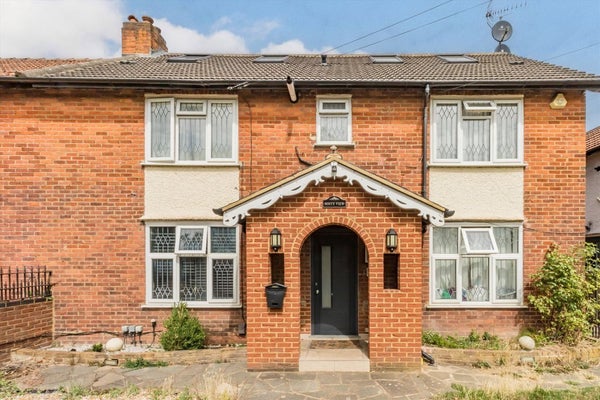 Flat Sunbury Way in London