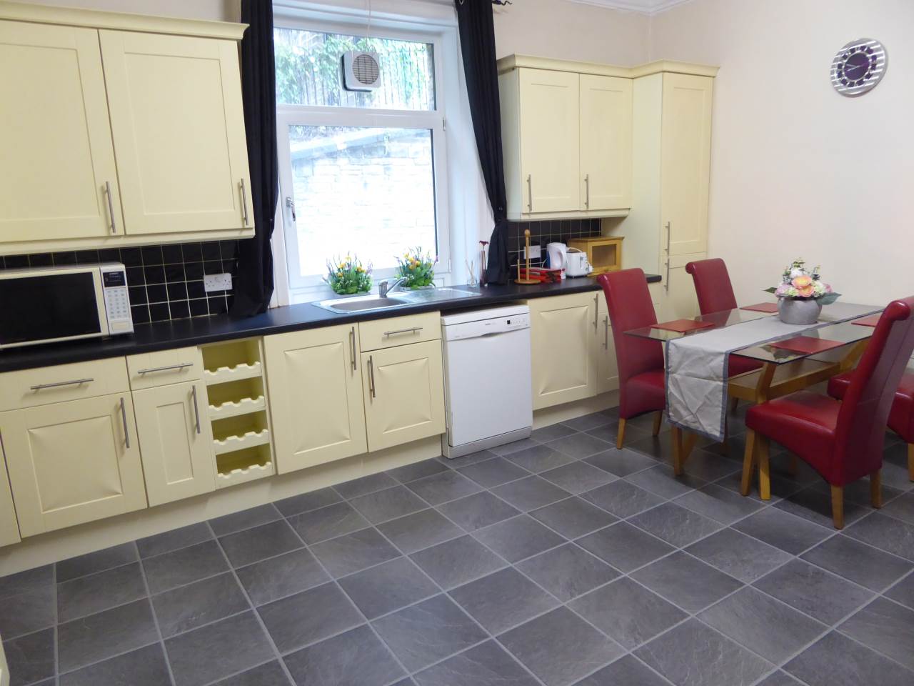 Room Bankfield Road in Kirklees