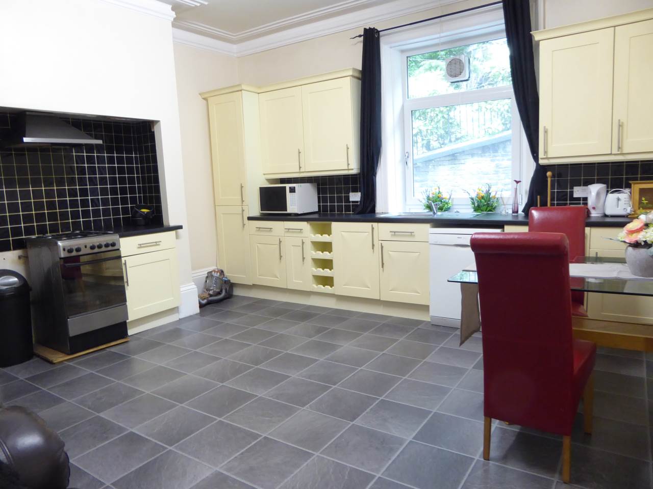 Room Bankfield Road in Kirklees